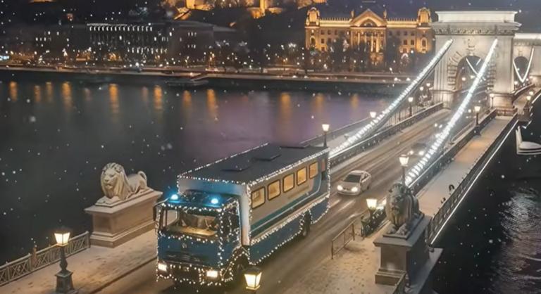 Karácsonyi díszekben pompázó jármű hajtott végig a Lánchídon