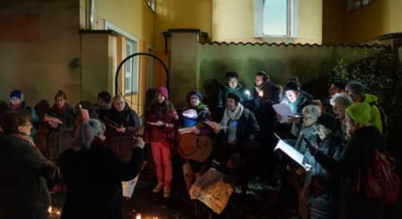 Így enyhítették a kórházban ragadt babák magányát