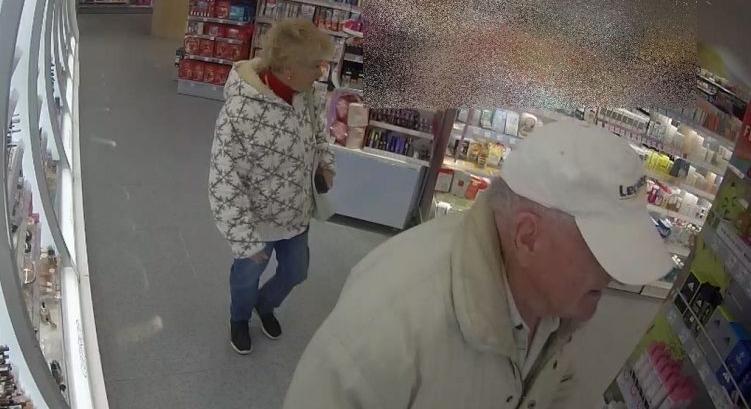 Lopni járt a drogériába egy idős pár – őket keresik