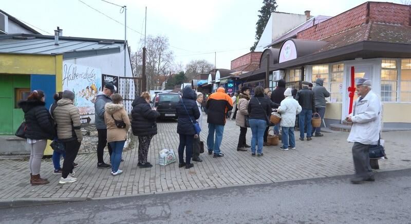 Hatalmas sor a halbolt előtt