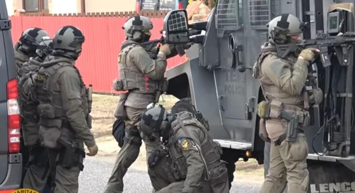 Nagy erőkkel vonult ki a TEK egy nyírlugosi orvvadász otthonához – videó