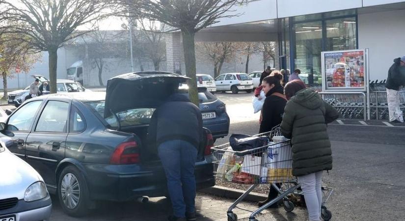 Ünnepi káosz a belvárosban: betette a kaput a plázánál a Lidl „sorompója"
