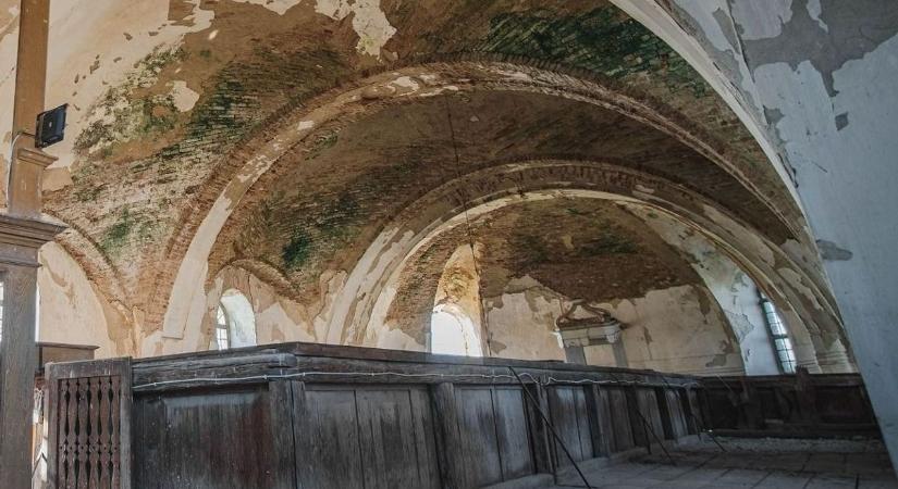 Fotókon az elmúlás: üres padsorok egy elhagyott templomban