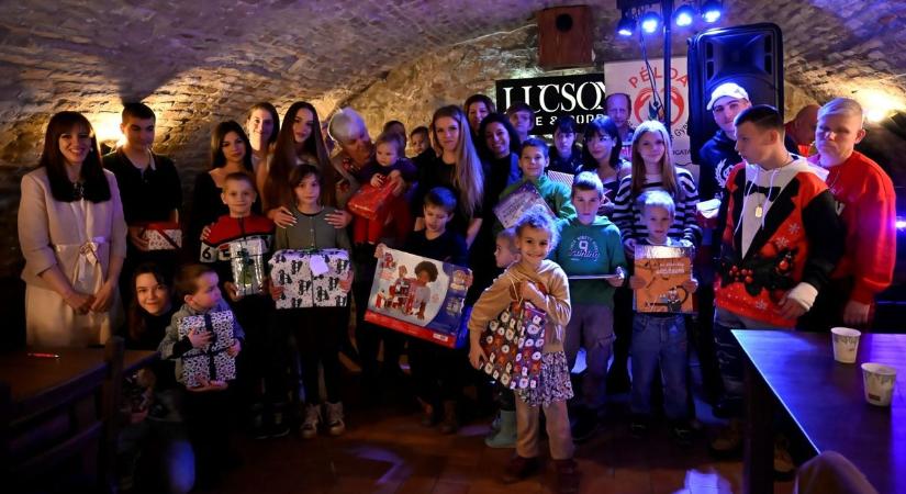 523 karácsonyi kívánság teljesült, az óvári szépségkirálynő is ajándékokkal lepte meg a kicsiket