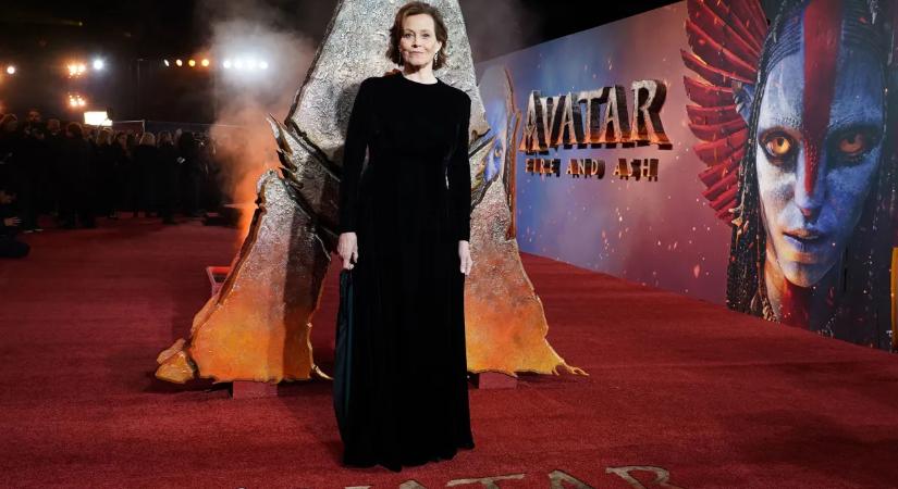Trükkös jelenet az Avatarban: Sigourney Weaver egy nála 55 évvel fiatalabb fiúval csókolózott!