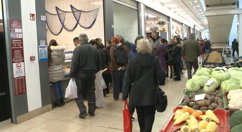 Te megvettél már mindent? Karácsony előtt egy nappal megteltek a piacok és az üzletek – videóval