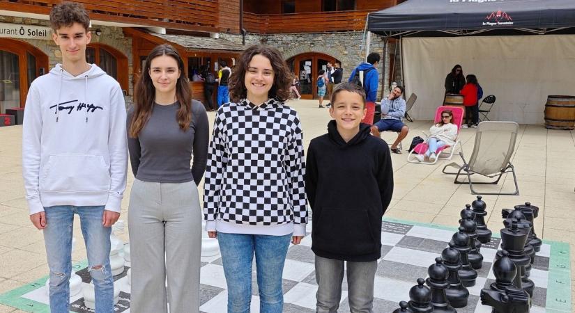 Betáblázták magukat a Karácsonyi-testvérek: 150 ellenféllel szemben játszanak szimultán sakkpartit