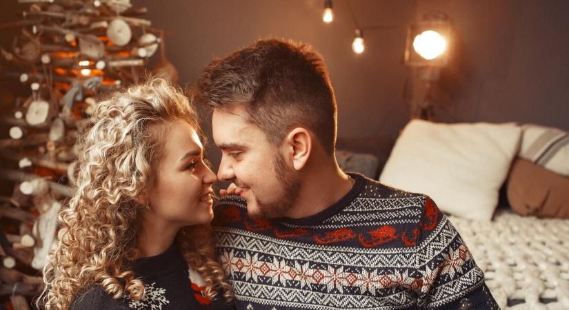 Karácsonyi szerelmi horoszkóp – 2025. december 24-25.: Ne lepődj meg, ha térdre ereszkedik – brutális szerelmi energiákat hoz a Jézuska