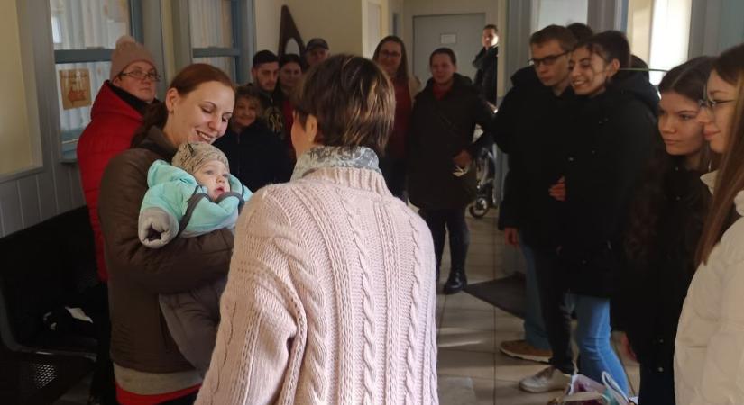 Diákok segítettek rászoruló családok ünnepi bevásárlásában