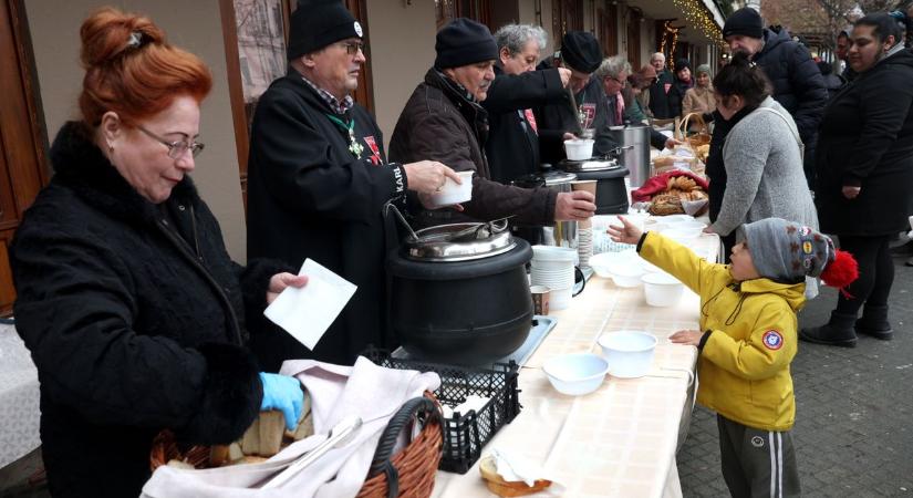 Kétszáz adag meleg ételt osztottak ki a rászorulóknak Kaposvár belvárosában