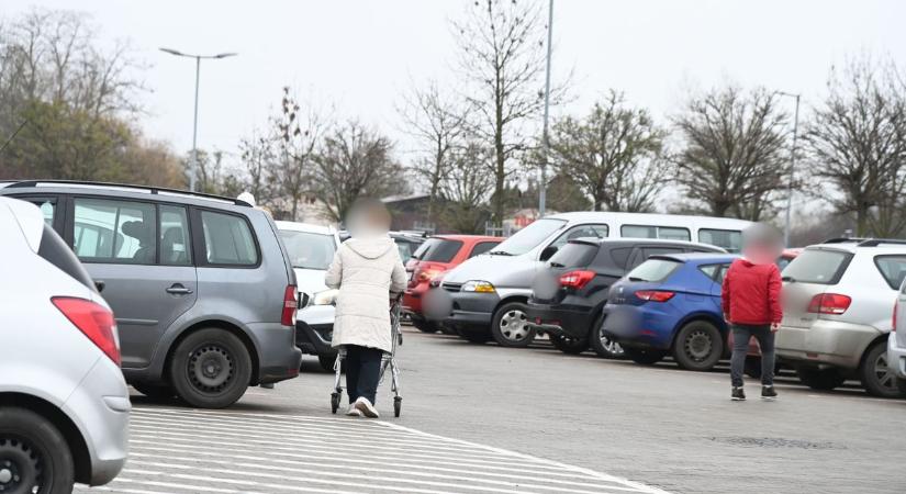 Fenyegetőzések, dudálások, koccanások a szolnoki parkolókban, ilyen a karácsonyi roham utolsó napja – galériával, videóval