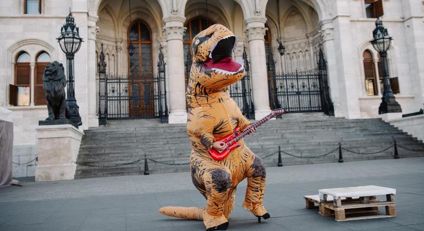 Kampányhimnusz-pályázatot hirdetnek a kétfarkúak