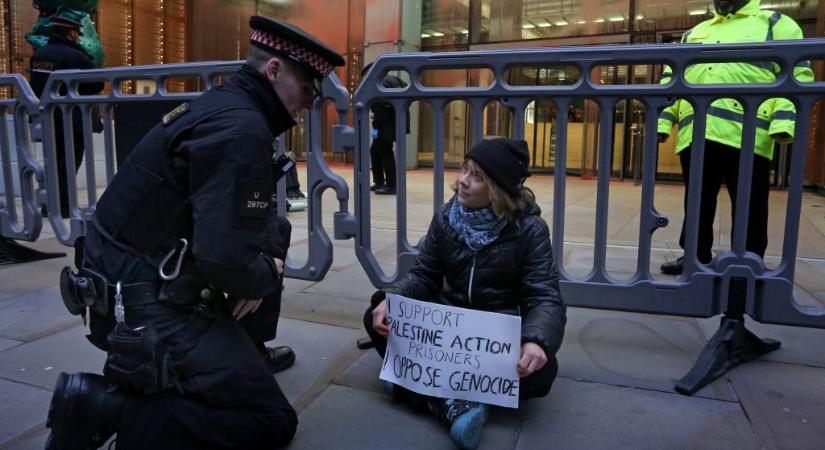 Őrizetbe vették Greta Thunberget Londonban