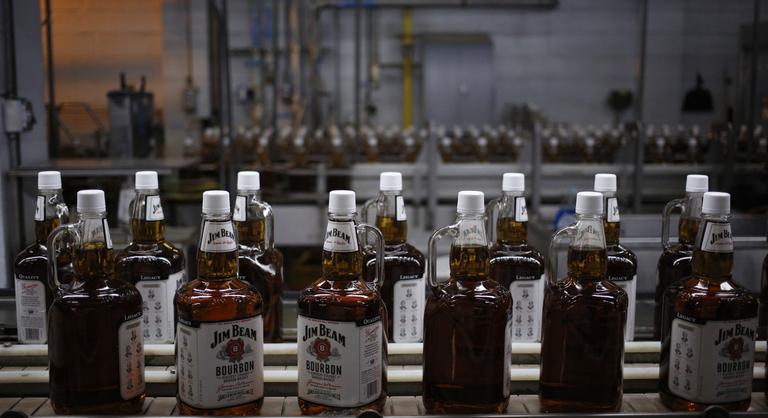 Leáll a Jim Beam egyik lepárlója, bajban a bourbonipar