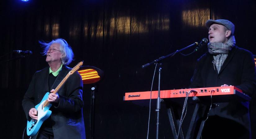 Paksra gitárral és nagy slágerekkel érkezett a Karácsony (galéria)