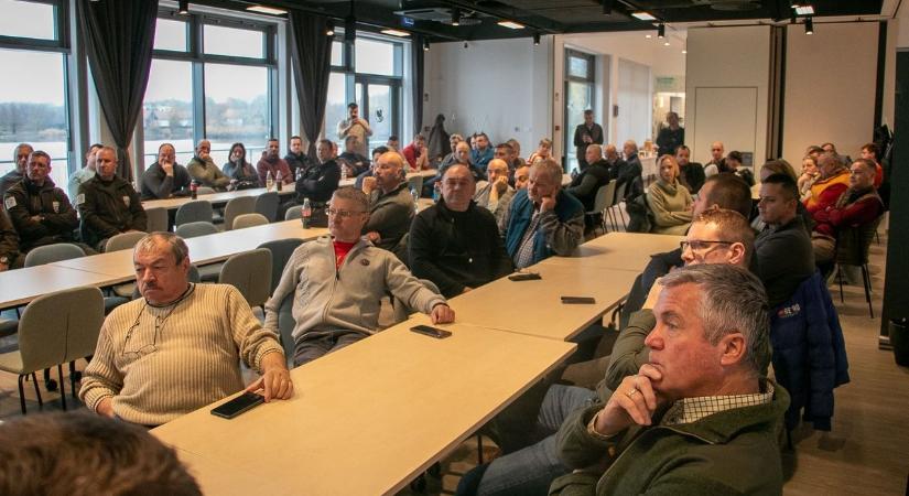 Olyan helyen gyűlt össze egy rakás horgász, ahol egy deka hal sincs