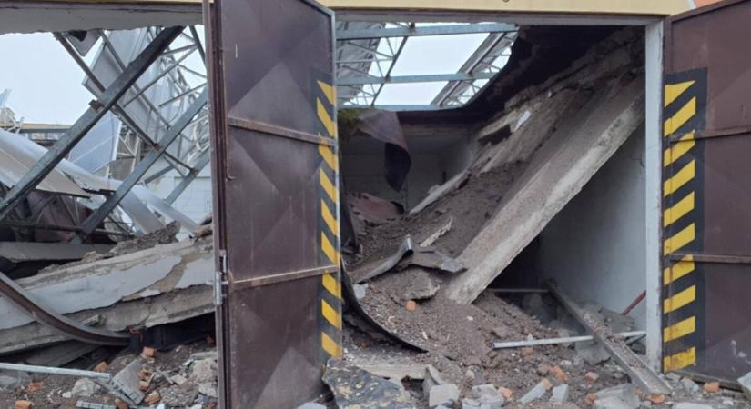 Beomlott egy épület tetőszerkezete, hárman a romok alatt rekedtek