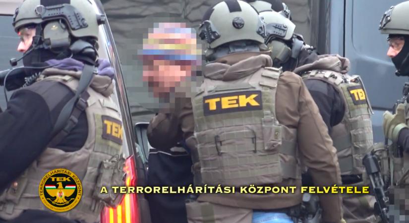 A TEK is nagy erőkkel vonult ki: fegyverarzenált találtak ennél a 2 férfinál