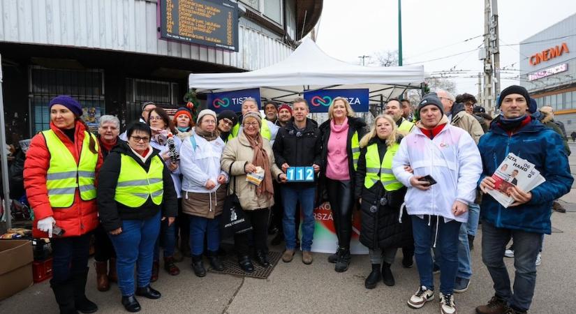 „A nap végén csak a szeretet és az emberség számít” - karácsonyi üzenetet küldött Magyar Péter
