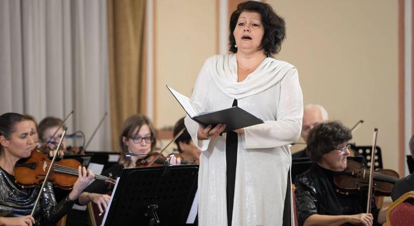 Marosvásárhelyi operaénekessel varázsoltak karácsonyi hangulatot a szimfonikusok (galéria)