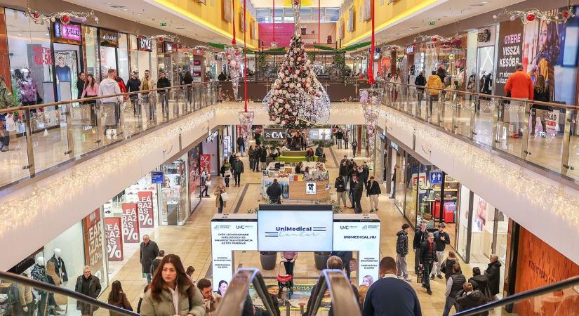 Utolsó rohamra indultak a vásárlók a győri boltokban - fotók