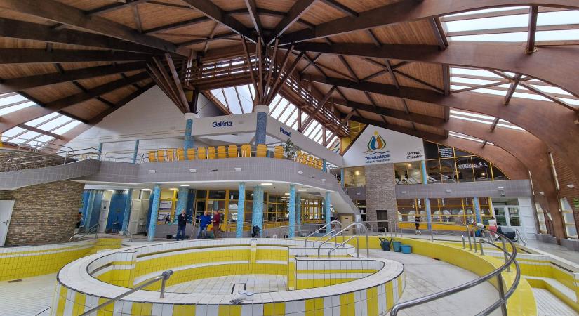 Már az utolsó simításokat végzik a tiszaújvárosi fürdőben