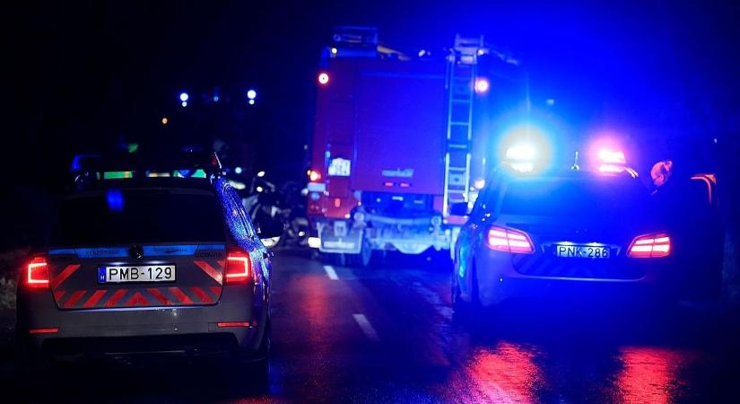 Lesodródott az útról egy autó, félpályán halad a forgalom