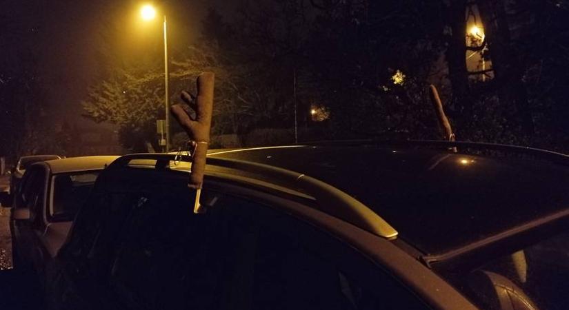 Rénszarvasagancs az autón: kedves karácsonyi poén vagy kínos túlzás?