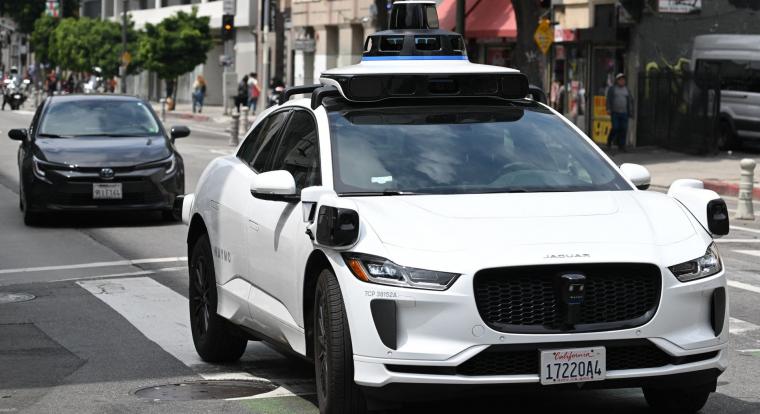 Egy áramkimaradás miatt lekapcsoltak a közlekedési lámpák, meg is őrültek a robotaxik