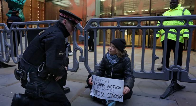 Rendőrök vitték el Londonban Greta Thunberget, aki szerintük megszegte a terrorizmusellenes törvényeket