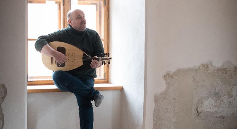 Helyszíni finomhangolás – Köllő Miklós a székelyföldi kézműves építészet mesterségéről