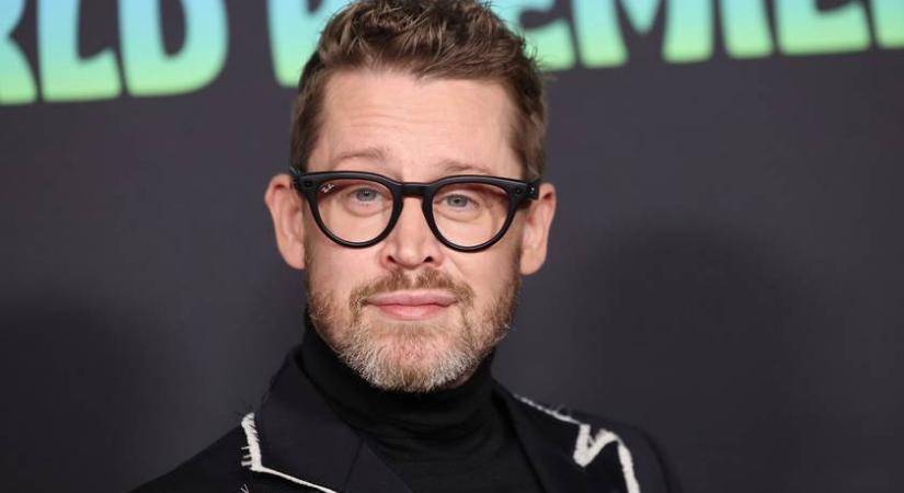 Íme Macaulay Culkin és álomszép párja: Brendával két kisfiút nevelnek