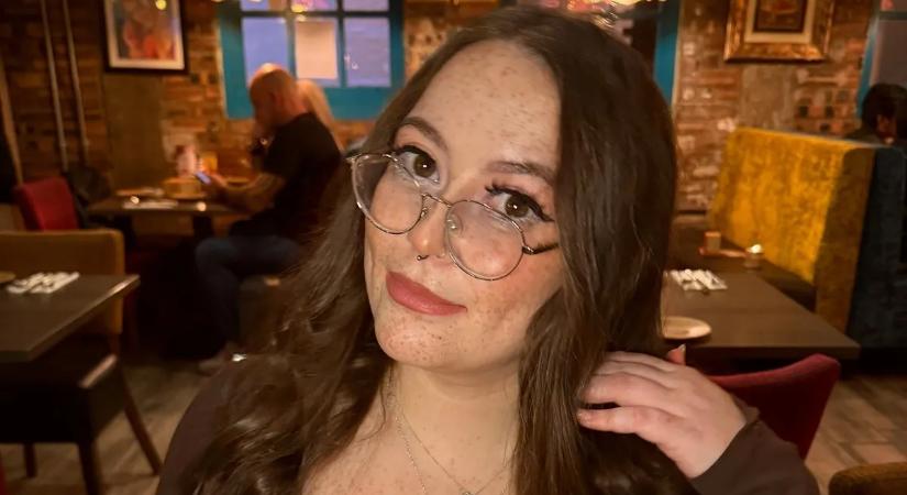 A hatalmas mellek mögötti igazság: milliókat keres, mégis szenved