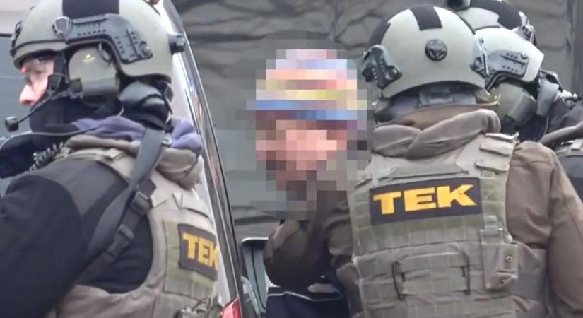 Karácsony előtt bekopogott hozzájuk a TEK, a börtönben ehetik a halászlét – videó