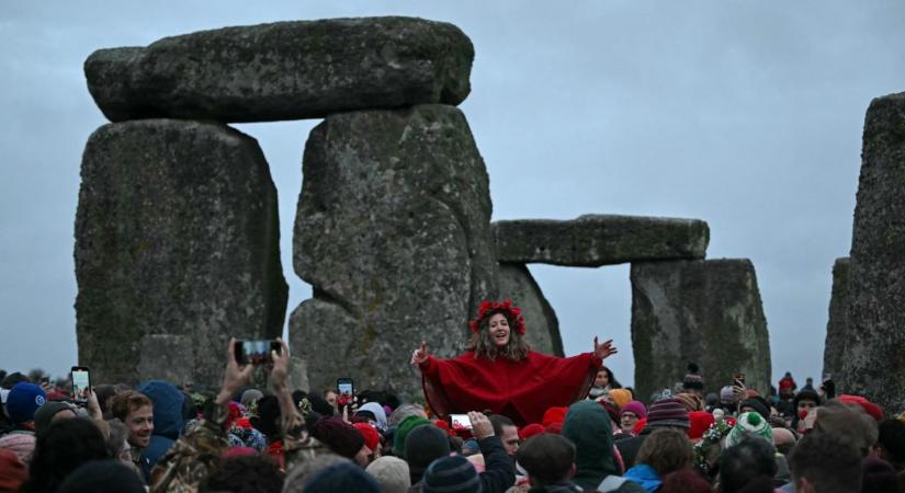 Jó ómen 2026-ra: biztató jelet láttak a téli napforduló ünneplői a Stonehenge-nél