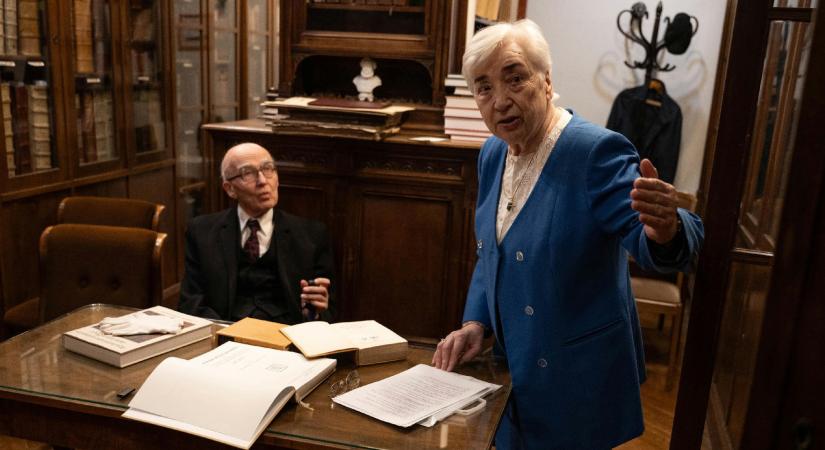 Milliárdos üzletemberek helyett egy nyugdíjas házaspár ajándéka: különleges gyűjteménnyel nyitották meg az Akadémia kiállítótermét