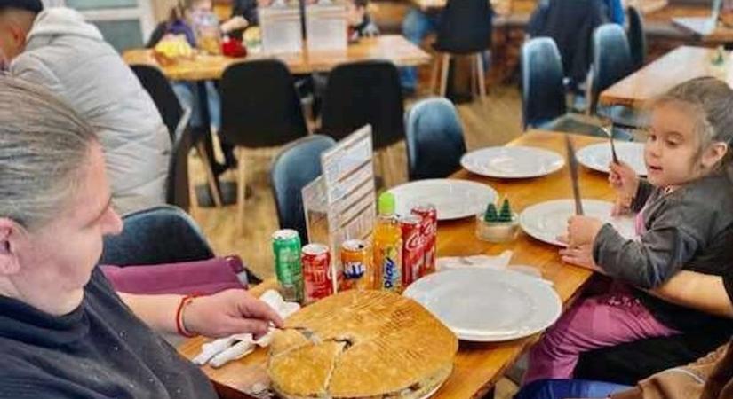 Megható gesztussal tették szebbé a rászorulók ünnepét egy kaposvári gírosz-büfében