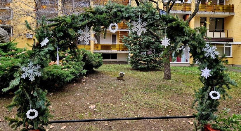 Minden évben díszbe öltöztetik a várost, Csongrád főtere nem mindennapi dekorációban pompázik