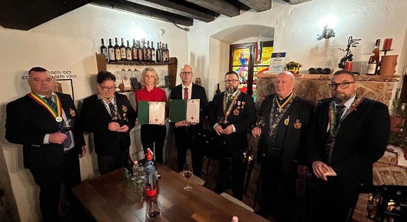 Adományokat adtak a soproni borlovagok a rászorulóknak