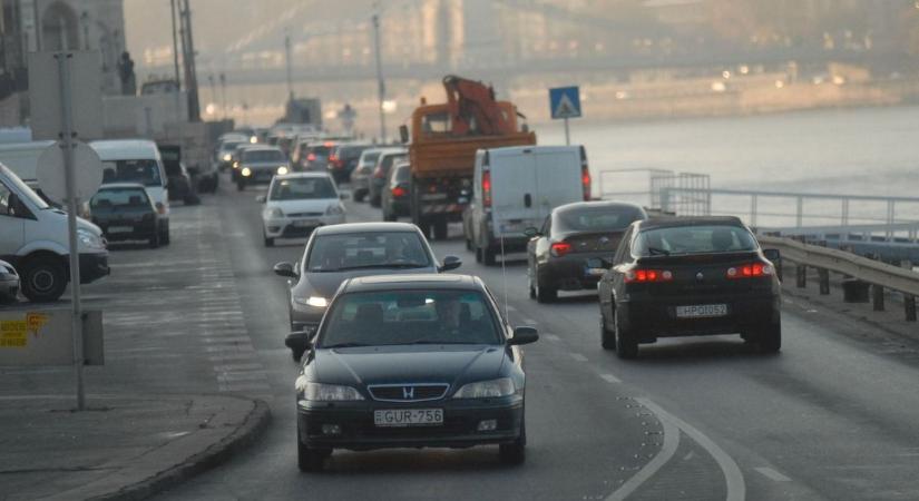 Új KRESZ és új különleges tábla is jön – mutatjuk; 2026 az átalakuló közlekedés éve lesz