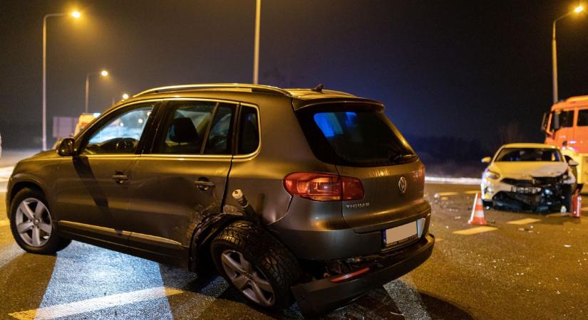 Három autó ütközött, teljes káosz a szolnoki Tisza-hídnál az ünnepi roham kellős közepén