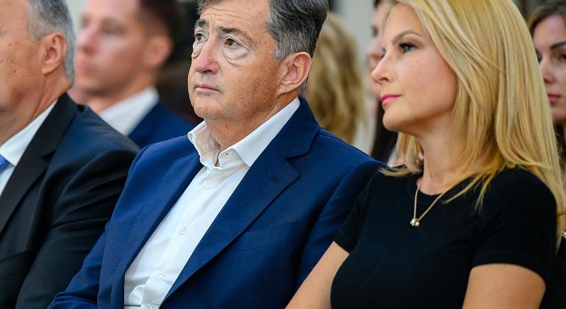 Kíváncsi Mészáros Lőrincék idei karácsonyfájára? Így fest náluk a feldíszített fa