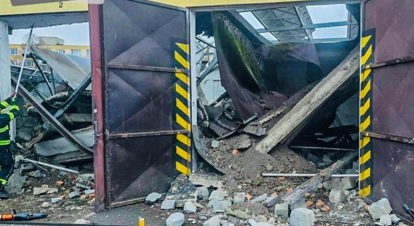 Három ember halálát okozta egy épület tetőszerkezetének leomlása