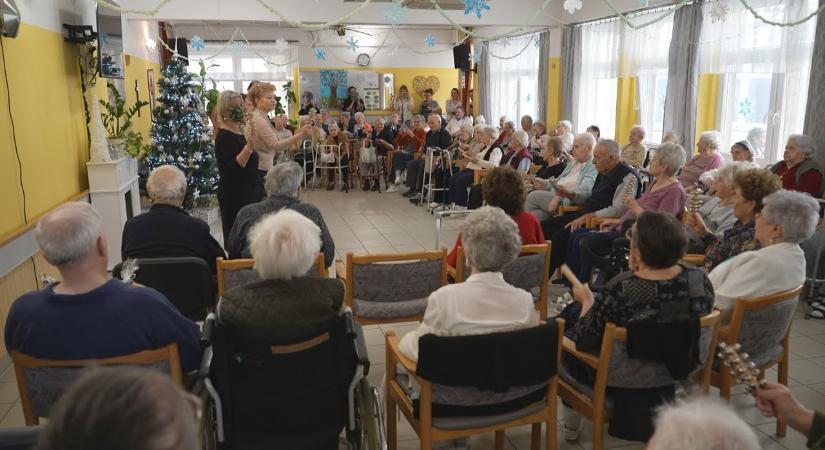 Meghitt karácsony az idősek otthonában