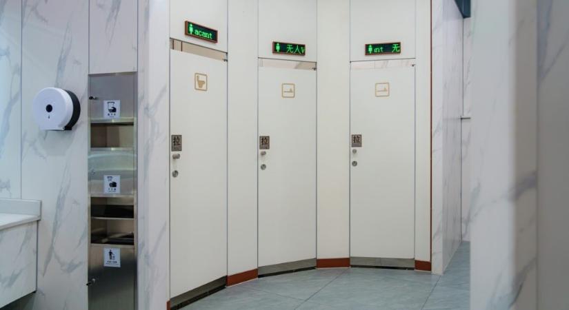 Többórás vécészünetek miatt rúgták ki, beperelte volt munkáltatóját egy kínai férfi