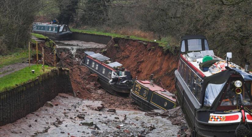 Több méter mély kráter nyelt el hajókat Angliában