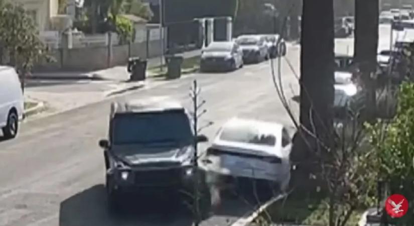 A hős anya belevezette autóját a családját fenyegető bűnözők járművébe – videó