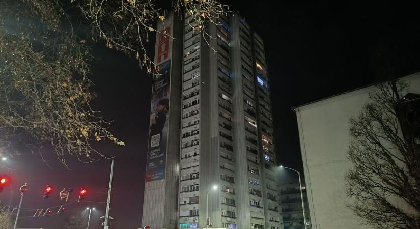 Tűz ütött ki a szolnoki 24 emeletes toronyházban, a 12-ikről jött a vészjelzés, riasztották a tűzoltókat