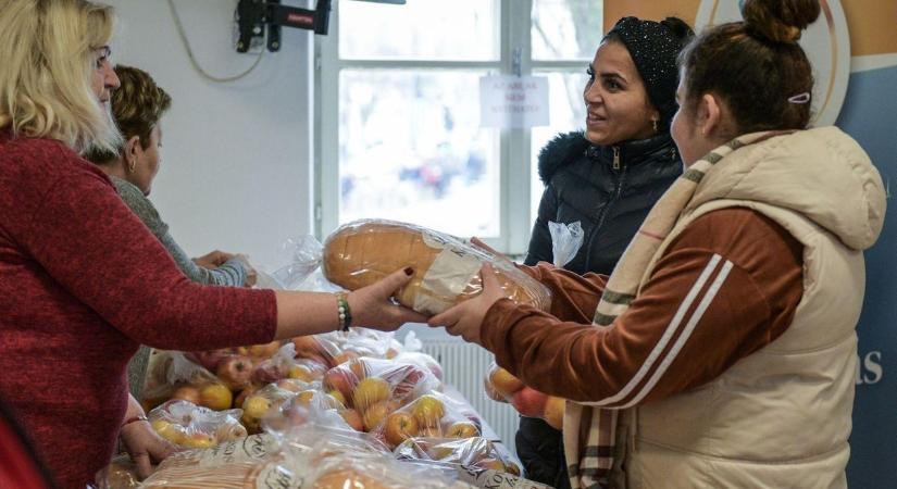 Szeretetcsomagokkal segített karácsony előtt a Hatvani Karitatív Összefogás