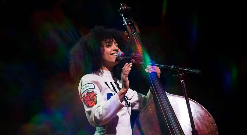 A nő, aki elvitte a Grammy-díjat Justin Bieber elől, és előretört „a fiúk játszóterén”: Esperanza Spalding